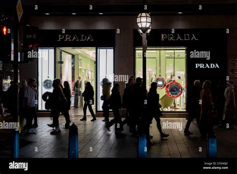 prada düsseldorf fotos|Shopping Königsallee .